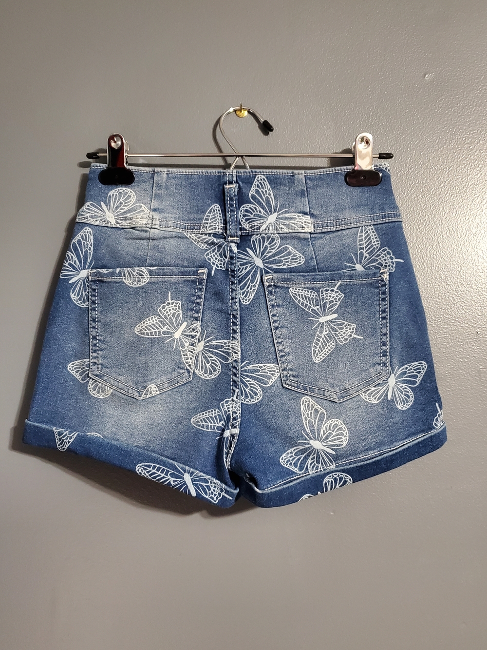 No Boundaries White Butterfly Print Denim Shorts - Blue Women's Size 5 - Picture 2 of 4